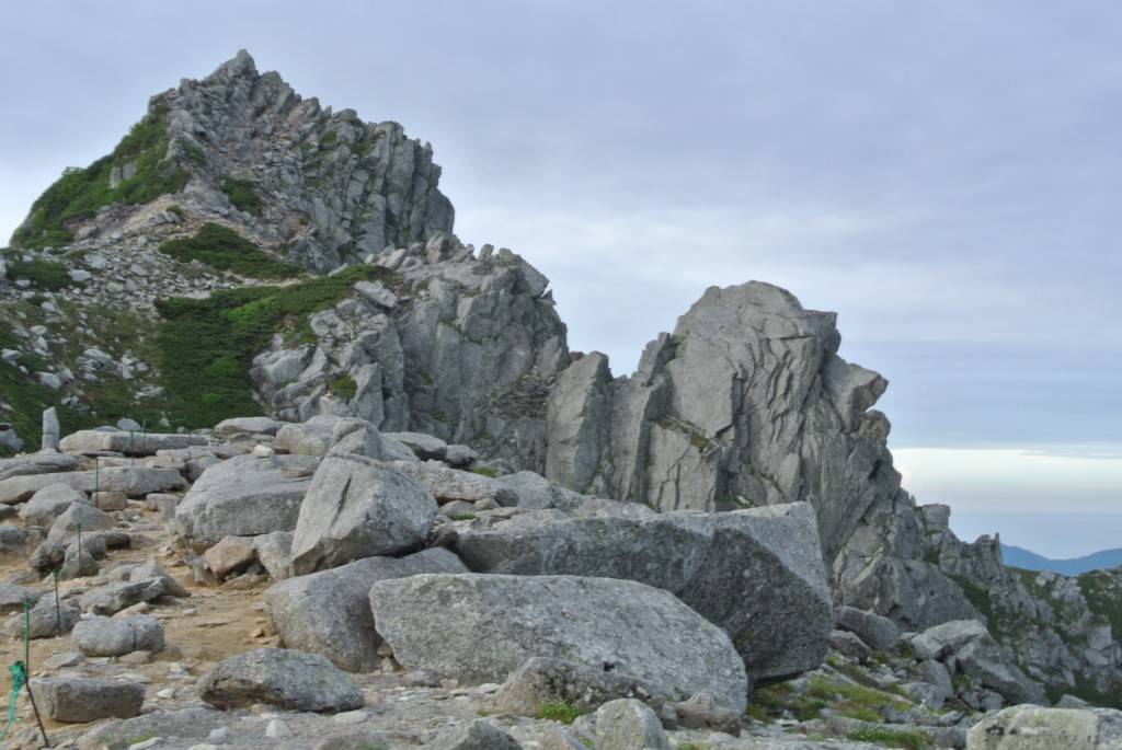 宝剣岳を越えて反対側から