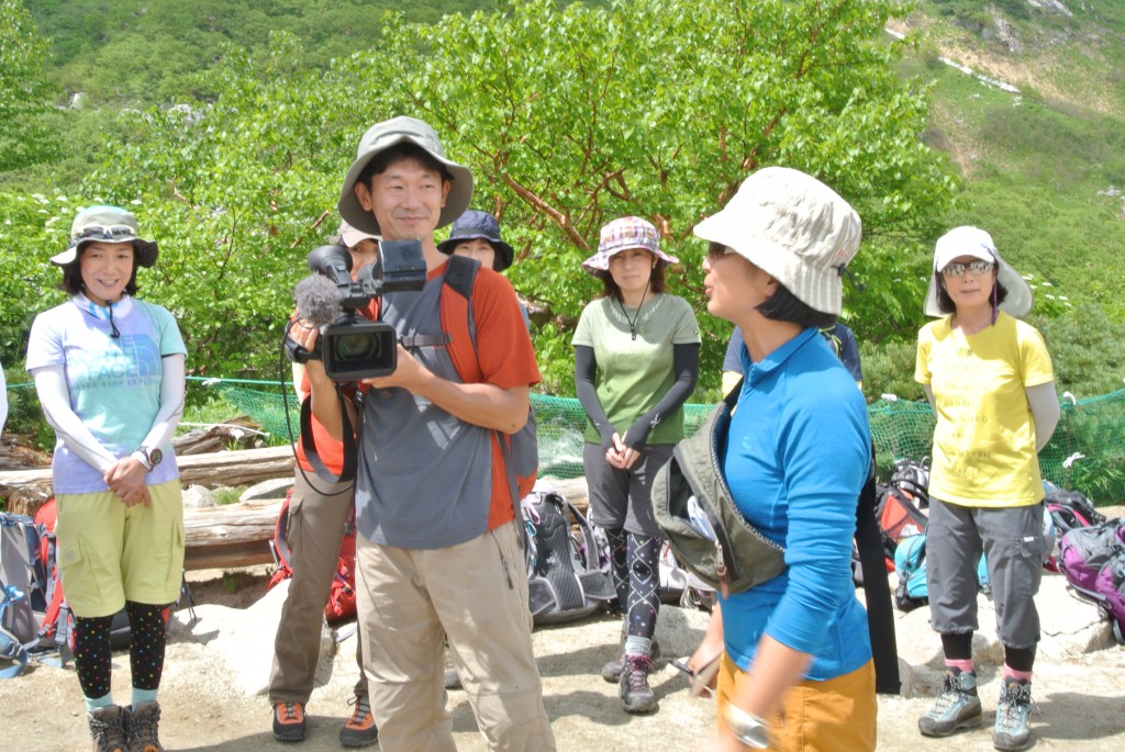 カメラクルーと美人でパワーのあるディレクターのKさん