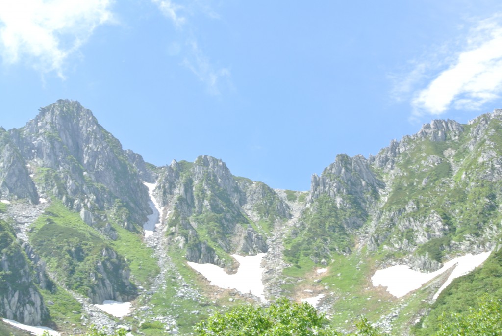 千畳敷から迫力ある宝剣岳を仰ぎ見ます